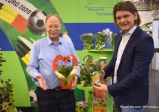 Gert Jan of Klavervier PlantSales together with grower Jan Pieter of Amarantis. Gert Jan is holding the Kalanchoë in a Valentine packaging and Jan Pieter shows his Orange Kalanchoë with a new Packaging for the upcoming Europian football cup.